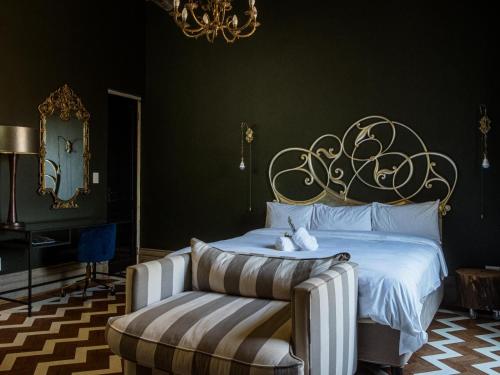 1 king bed, 2 twin beds