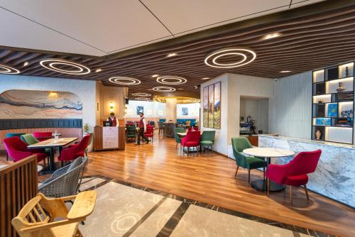 大堂, Ramada Encore by Wyndham Rajbagh Srinagar in 斯里那加