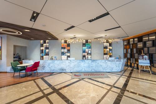 大堂, Ramada Encore by Wyndham Rajbagh Srinagar in 斯里那加