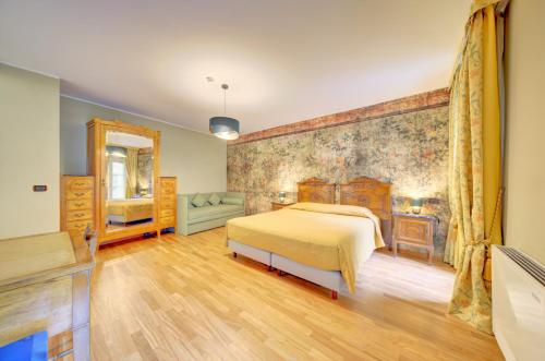 1 king bed, 4 twin beds, 1 sofa bed