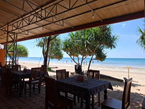 NO name bangalow in Klong Tob Beach