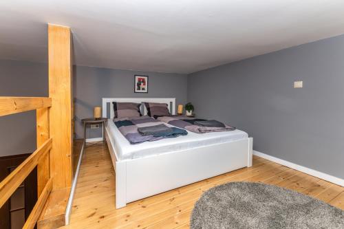 O4 City Center Apartment - image 2