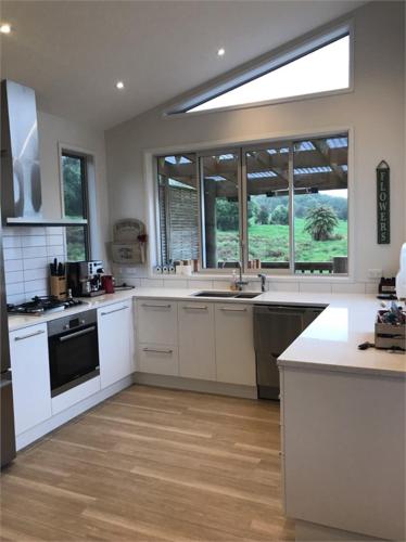 Modern Holiday Home with Stunning Lake Views, Lake Kaniere, West Coast in Kokatahi