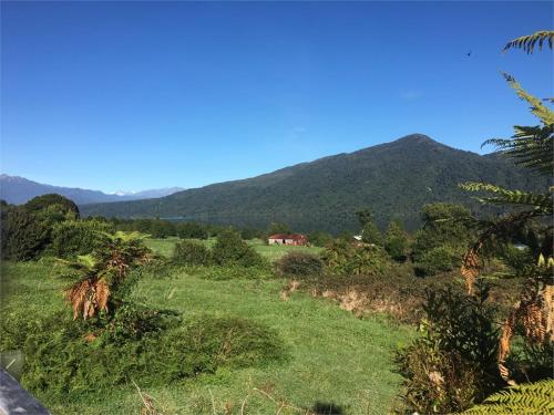 Modern Holiday Home with Stunning Lake Views, Lake Kaniere, West Coast in Kokatahi