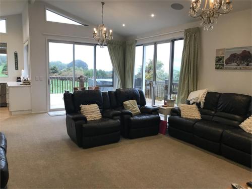 Modern Holiday Home with Stunning Lake Views, Lake Kaniere, West Coast in Kokatahi