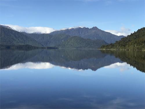 Modern Holiday Home with Stunning Lake Views, Lake Kaniere, West Coast in Kokatahi