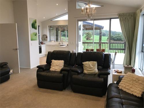 Modern Holiday Home with Stunning Lake Views, Lake Kaniere, West Coast in Kokatahi