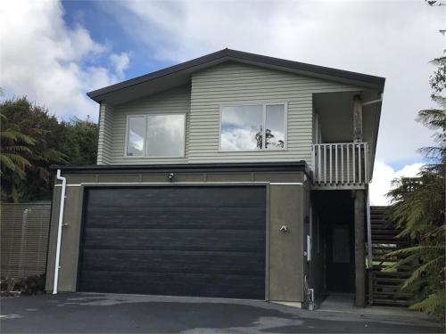 Modern Holiday Home with Stunning Lake Views, Lake Kaniere, West Coast in Kokatahi