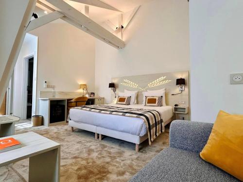 2 twin beds, 1 sofa bed