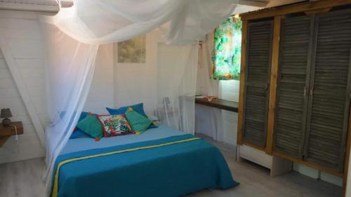 Bungalow moderne avec jardin privé à Grand Bourg (Bungalow moderne avec jardin prive a Grand Bourg) in แกรนด์-บูร์ก
