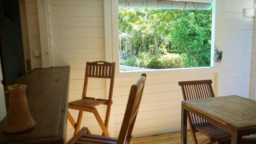 Bungalow moderne avec jardin privé à Grand Bourg (Bungalow moderne avec jardin prive a Grand Bourg) in แกรนด์-บูร์ก