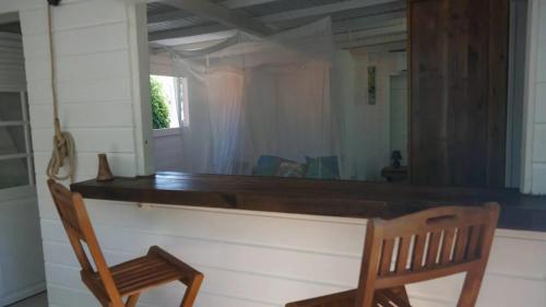 Bungalow moderne avec jardin privé à Grand Bourg (Bungalow moderne avec jardin prive a Grand Bourg) in แกรนด์-บูร์ก
