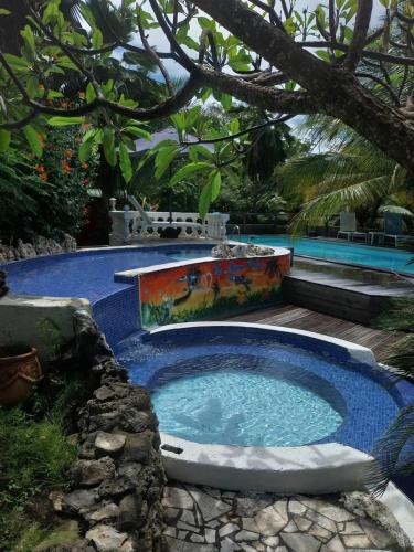 Bungalow moderne avec jardin privé à Grand Bourg (Bungalow moderne avec jardin prive a Grand Bourg) in แกรนด์-บูร์ก