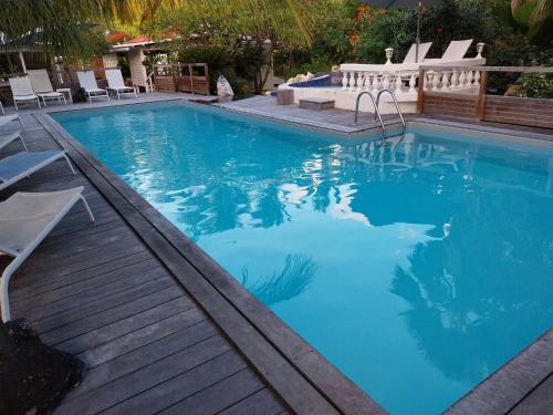 Bungalow moderne avec jardin privé à Grand Bourg (Bungalow moderne avec jardin prive a Grand Bourg) in แกรนด์-บูร์ก
