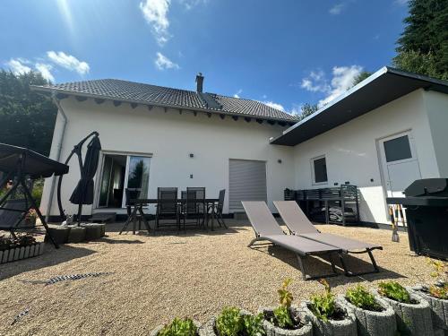 Dārzs, Traumhaus in der Eifel in Hellenthal-Hahnenberg