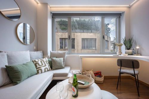 Bright Private Studio in Central Psyri l King Bed - image 10