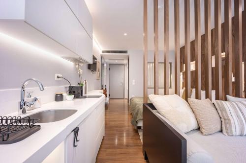 Bright Private Studio in Central Psyri l King Bed - image 3
