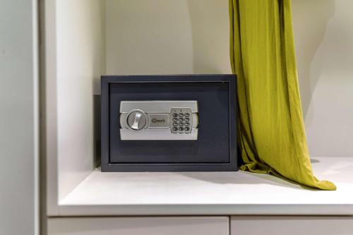 Bright Private Studio in Central Psyri l King Bed - image 4