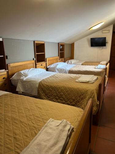 4 twin beds