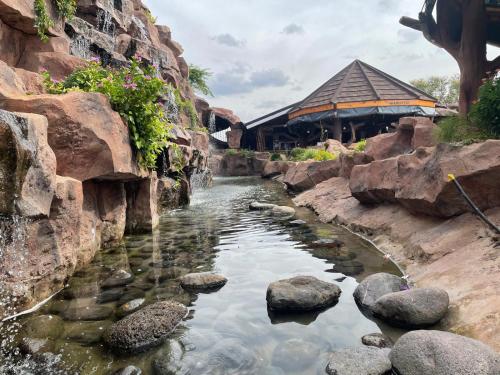 Tuvākā izklaides vieta, Mawimbi Jiko Hotel in Ziwani