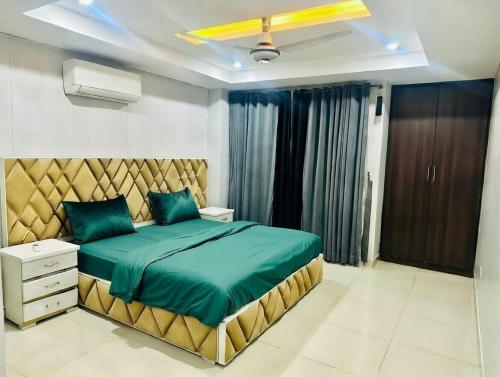 Sky View Luxury Apartment Rooftop Cafe Access - image 10