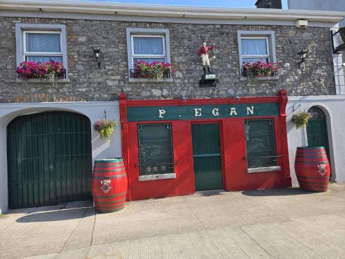 The Railway Lodge - 4 Bedrooms Sleeps 11 Pets Ok in Clare