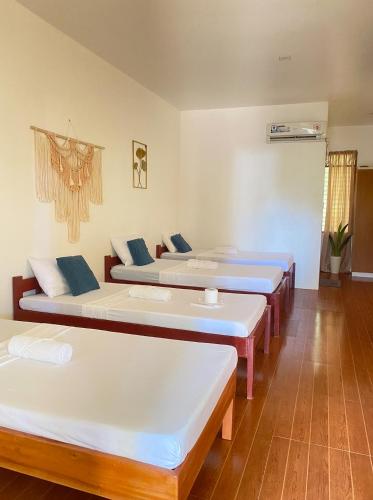 4 twin beds