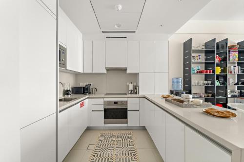 VayK - Elegant Canal-Front 1 BD in a Prime Location - image 2