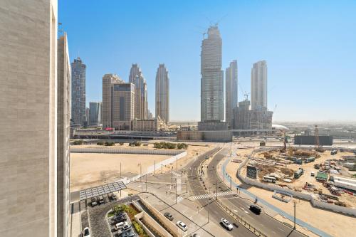 VayK - Elegant Canal-Front 1 BD in a Prime Location - main image