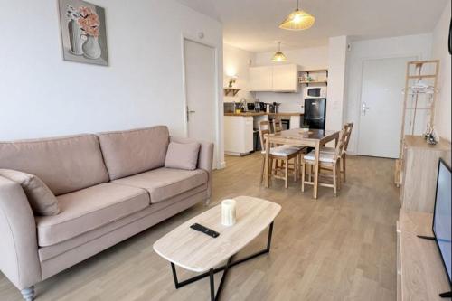 Cozy apartment with balcony 15 minutes from Lille in Faches-Thumesnil