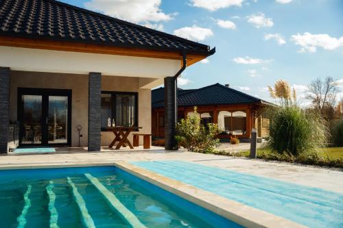 Swimming pool, Mitosz Apartman in Gyomaendrod