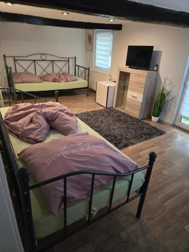 Mary Haus in Biebertal-Bieber, 4 Zimmer und 8 Betten, 1 App, mit 3 Zimmer, 6 Betten, Bad, 1 App, mit in Bieber