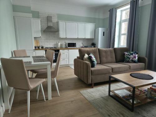 2 bedrooms, 3 beds