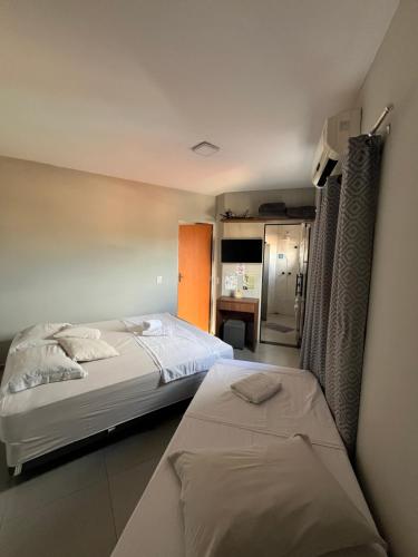 1 queen bed, 1 twin bed