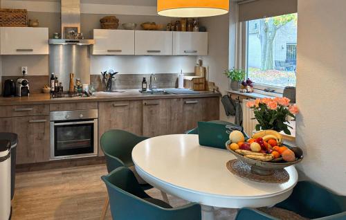 virtuve, 3 Bedroom Amazing Home In Hoeven in Hoeven (North-Brabant)