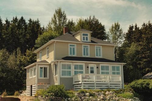 . Couette et Marées -St. Lawrence Beachfront 5-Bedroom Home