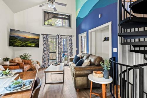 Backwoods Getaway Cozy Villa for 12 with Hot Tub Game Room in Mills River (NC)