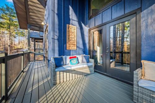 Erkély/terasz, Backwoods Getaway Cozy Villa for 12 with Hot Tub Game Room in Mills River (NC)