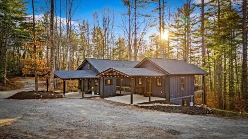 A szálláshely kívülről, Backwoods Getaway Cozy Villa for 12 with Hot Tub Game Room in Mills River (NC)