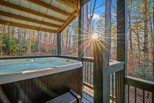 Pezsgőfürdő, Backwoods Getaway Cozy Villa for 12 with Hot Tub Game Room in Mills River (NC)