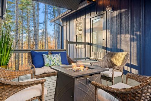 Erkély/terasz, Backwoods Getaway Cozy Villa for 12 with Hot Tub Game Room in Mills River (NC)