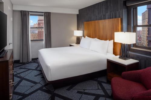 DoubleTree by Hilton Hotel & Suites Pittsburgh Downtown - image 20