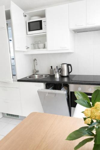 Konyha, Quiet Forest-Side Apartment in Ueberstorf