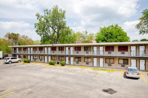 Best Motel By OYO Chicago I-90 — other in 6535 S Dr Martin King Dr, Chicago United States, 60637