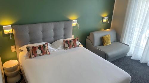 1 queen bed, 1 sofa bed