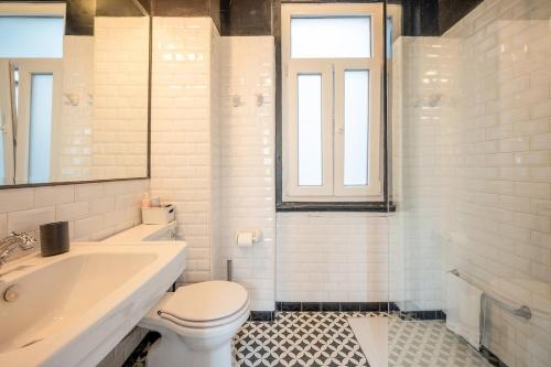 Heritage Apartment w Balcony in Bairro Alto - image 13