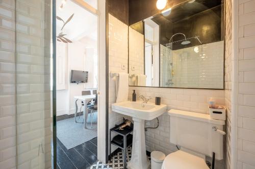 Heritage Apartment w Balcony in Bairro Alto - image 3
