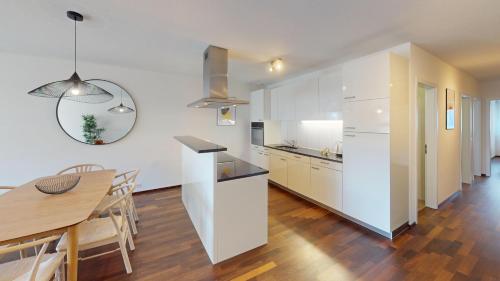 Relax and Recharge By The Lake! Modern Morges Apartments, AP26 in 莫爾日