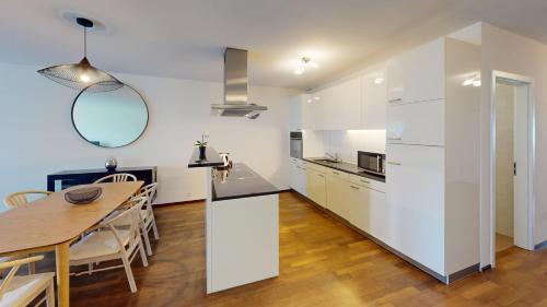 Relax and Recharge By The Lake! Modern Morges Apartments, AP26 in 莫爾日