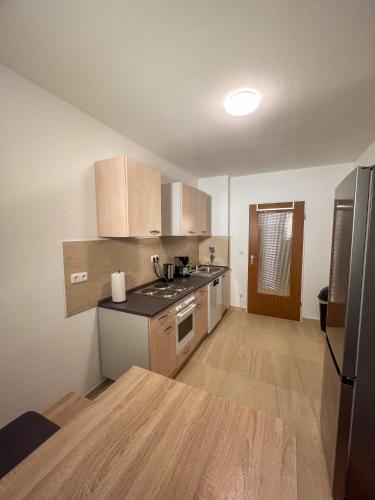 Konyha, C4S - COME4STAY - Toging - InnStay - 3 Zi Apartment in Toging - 7Personen - Kuche - Badezimmer - Bal in Erharting